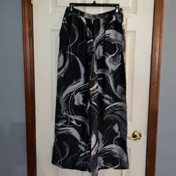 New-Athleta-M-black&white-cloud print-calm, cool, wide leg, lounge pajama pant. - Picture 5 of 14
